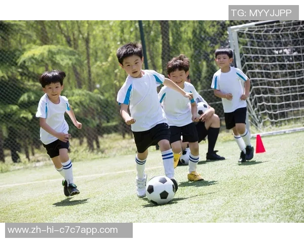 转圈抢足球的乐趣与技巧探讨让我们一起享受运动的快乐与团队的默契 转圈抢足球的乐趣与技巧探讨让我们一起享受运动的快乐与团队的默契